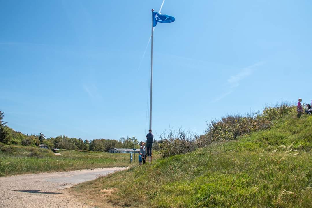 Nu vajer det Blå Flag ved Ålbæk Strand i Vestsalling